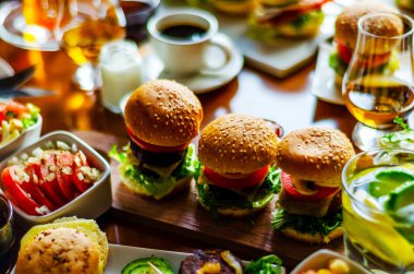 siyah kahve ile set meze küçük porsiyonlar, sağlıklı ve 