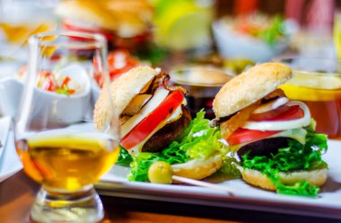 et, sebze, peynir ve diğer soslar, b ile Mini hamburger