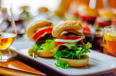 et, sebze, peynir ve diğer soslar, b ile Mini hamburger