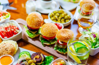 et, sebze, peynir ve diğer soslar, b ile Mini hamburger