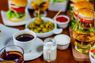 et, sebze, peynir ve diğer soslar, b ile Mini hamburger