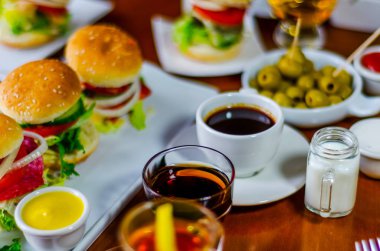 et, sebze, peynir ve diğer soslar, b ile Mini hamburger