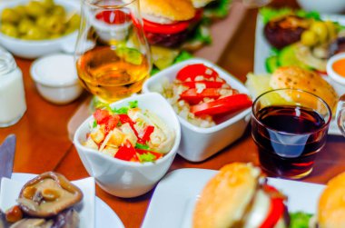 Küçük porsiyonlar, sağlıklı farklı meze ve del ile ayarla