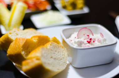 beyaz peynir ve salatalık, turp, mantar ile aperatifler seti, 