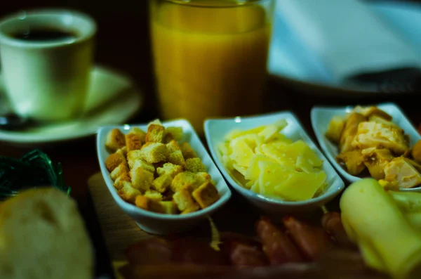 早餐套餐鸡蛋杯, 新鲜面包, 健康和美味 — 图库照片