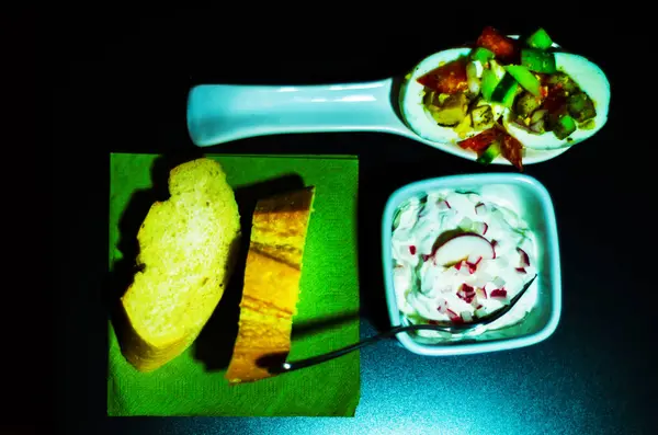 Beyaz peynir ve salatalık, turp, mantar ile aperatifler seti, — Stok fotoğraf