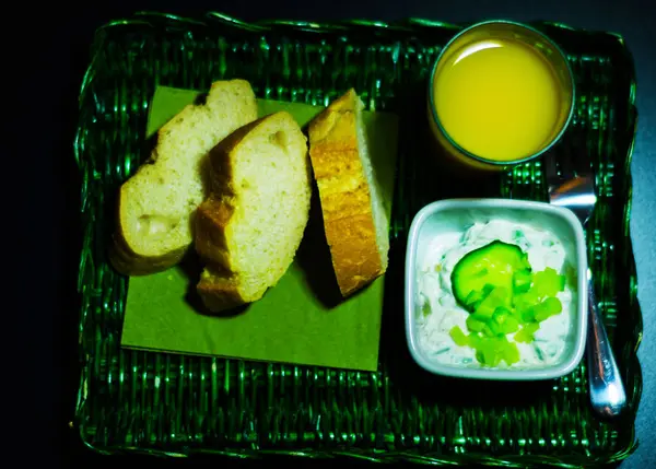 Snacks mit Weißkäse und Gurken, Rettich, Pilz, — Stockfoto