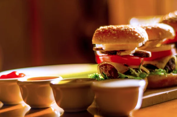 Mini burgere med kød, grøntsager, ost og andre toppings, b - Stock-foto