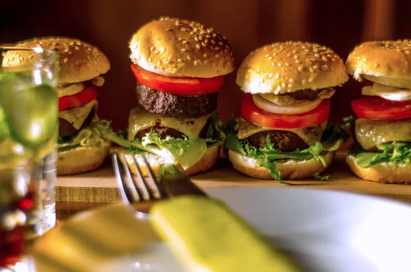 Mini hamburgerek, sült hús, zöldség, sajt és más Öntetek, b — Stock Fotó