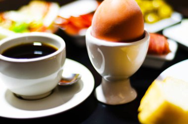 Yumurta-fincan, taze ekmek, sağlıklı ve tast yumurta ile kahvaltı seti