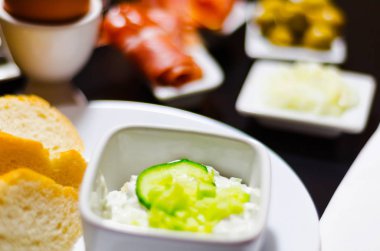 beyaz peynir ve salatalık, turp, mantar ile aperatifler seti, 