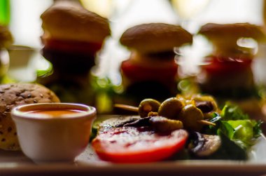 Küçük porsiyonlar, sağlıklı farklı meze ve del ile ayarla