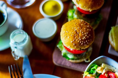 et, sebze, peynir ve diğer soslar, b ile Mini hamburger