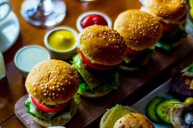 et, sebze, peynir ve diğer soslar, b ile Mini hamburger