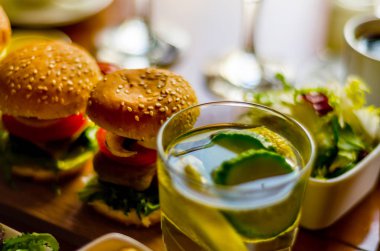 et, sebze, peynir ve diğer soslar, b ile Mini hamburger