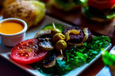 Küçük porsiyonlar, sağlıklı farklı meze ve del ile ayarla