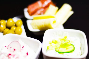 beyaz peynir ve salatalık, turp, mantar ile aperatifler seti, 