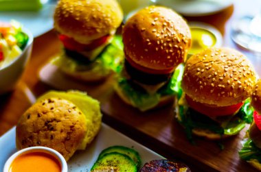 et, sebze, peynir ve diğer soslar, b ile Mini hamburger