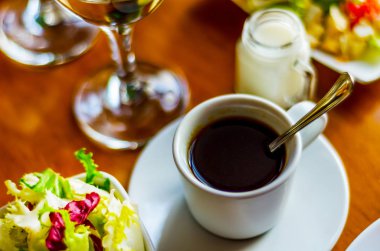 siyah kahve ile set meze küçük porsiyonlar, sağlıklı ve 