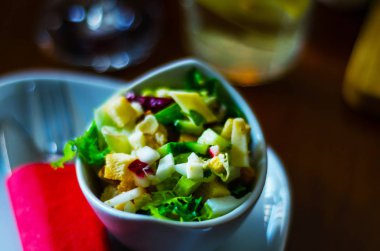 Küçük porsiyonlar, sağlıklı farklı meze ve del ile ayarla