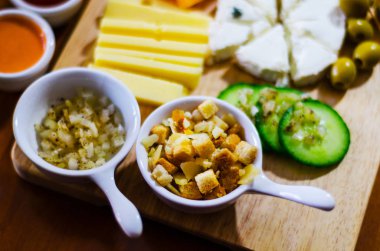 Küçük porsiyonlar, sağlıklı farklı meze ve del ile ayarla