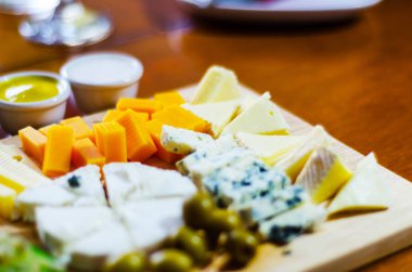 Ahşap tahta, peynir tahtası, lezzetli pasta farklı peynirler seti