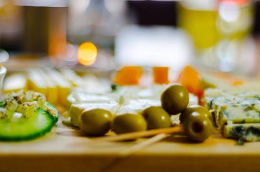 Ahşap tahta, peynir tahtası, lezzetli pasta farklı peynirler seti