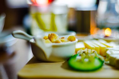 Ahşap tahta, peynir tahtası, lezzetli pasta farklı peynirler seti