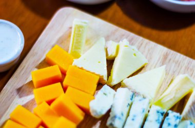 Ahşap tahta, peynir tahtası, lezzetli pasta farklı peynirler seti
