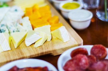 Ahşap tahta, peynir tahtası, lezzetli pasta farklı peynirler seti