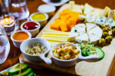 Ahşap tahta, peynir tahtası, lezzetli pasta farklı peynirler seti