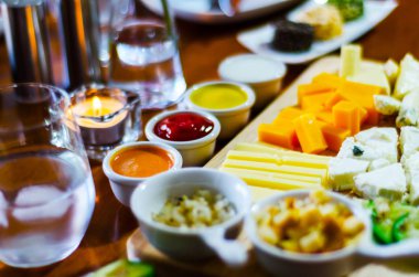 Ahşap tahta, peynir tahtası, lezzetli pasta farklı peynirler seti