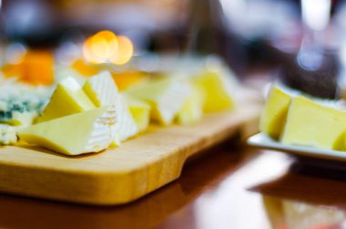Ahşap tahta, peynir tahtası, lezzetli pasta farklı peynirler seti