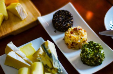 Ahşap tahta, peynir tahtası, lezzetli pasta farklı peynirler seti