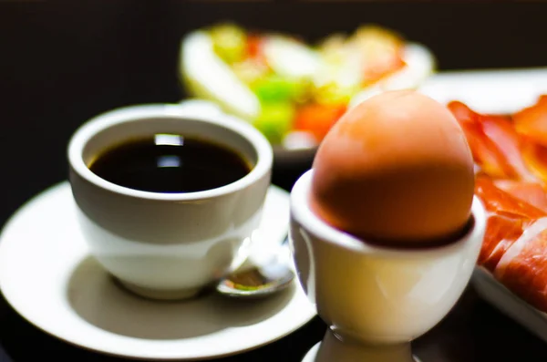 Reggeli szett tojásos csészén, friss kenyér, egészséges és ízét — Stock Fotó