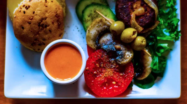Tata dengan makanan pembuka yang berbeda-beda dalam porsi kecil, sehat dan del — Stok Foto