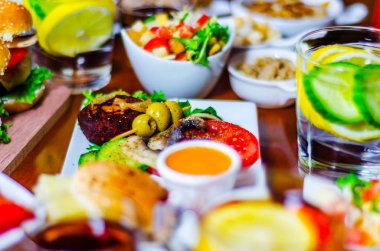 Küçük porsiyonlar, sağlıklı farklı meze ve del ile ayarla