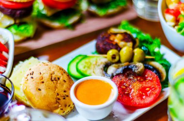 Küçük porsiyonlar, sağlıklı farklı meze ve del ile ayarla