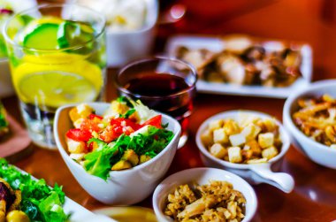 Küçük porsiyonlar, sağlıklı farklı meze ve del ile ayarla