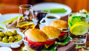 et, sebze, peynir ve diğer soslar, b ile Mini hamburger