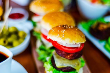 et, sebze, peynir ve diğer soslar, b ile Mini hamburger