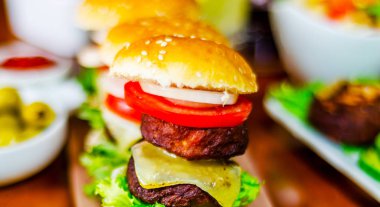 et, sebze, peynir ve diğer soslar, b ile Mini hamburger