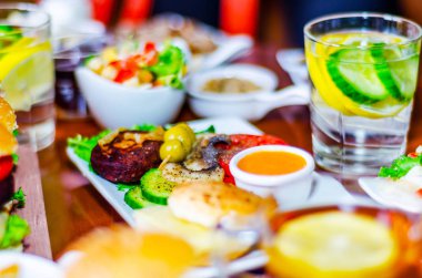 Küçük porsiyonlar, sağlıklı farklı meze ve del ile ayarla