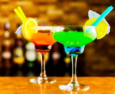 Lezzetli ve renkli içecekler çeşitli alkoller üzerinde dayalı şuruplar ve 