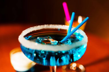 Lezzetli ve renkli içecekler çeşitli alkoller üzerinde dayalı şuruplar ve 