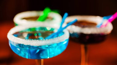 Lezzetli ve renkli içecekler çeşitli alkoller üzerinde dayalı şuruplar ve 