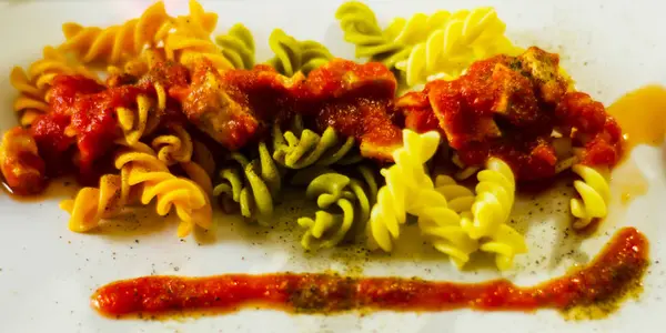 Sabroso plato con pasta, carne y salsa, plato italiano, rápido y si — Foto de Stock