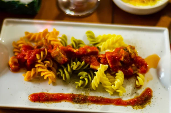 Вкусное блюдо с макаронами, мясом и соусом, итальянское блюдо, быстро и si — стоковое фото