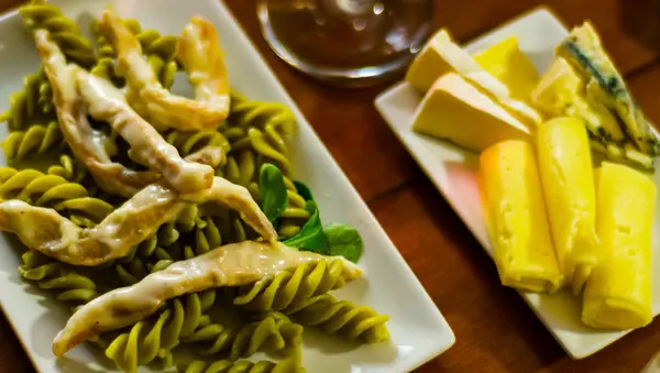 Sabroso plato con pasta, carne y salsa, plato italiano, rápido y si — Foto de Stock