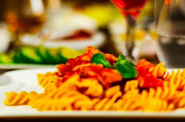 Вкусное блюдо с макаронами, мясом и соусом, итальянское блюдо, быстро и si — стоковое фото